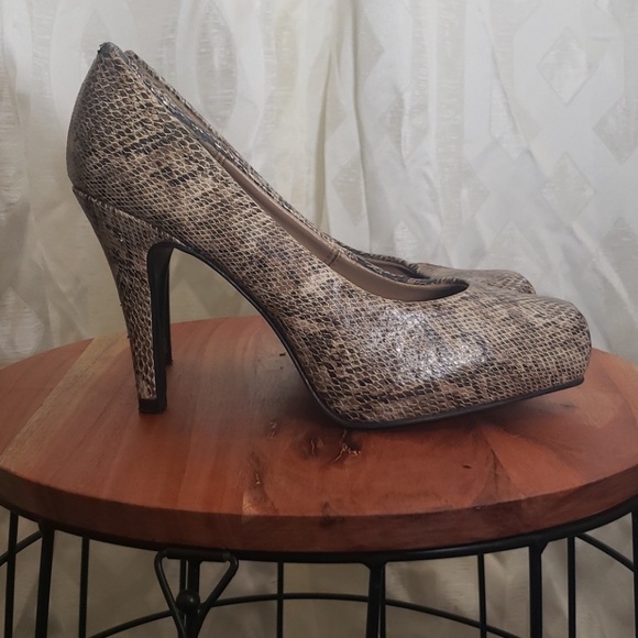 SALE 🖤👠 Snake Print Heels - Picture 3 of 7